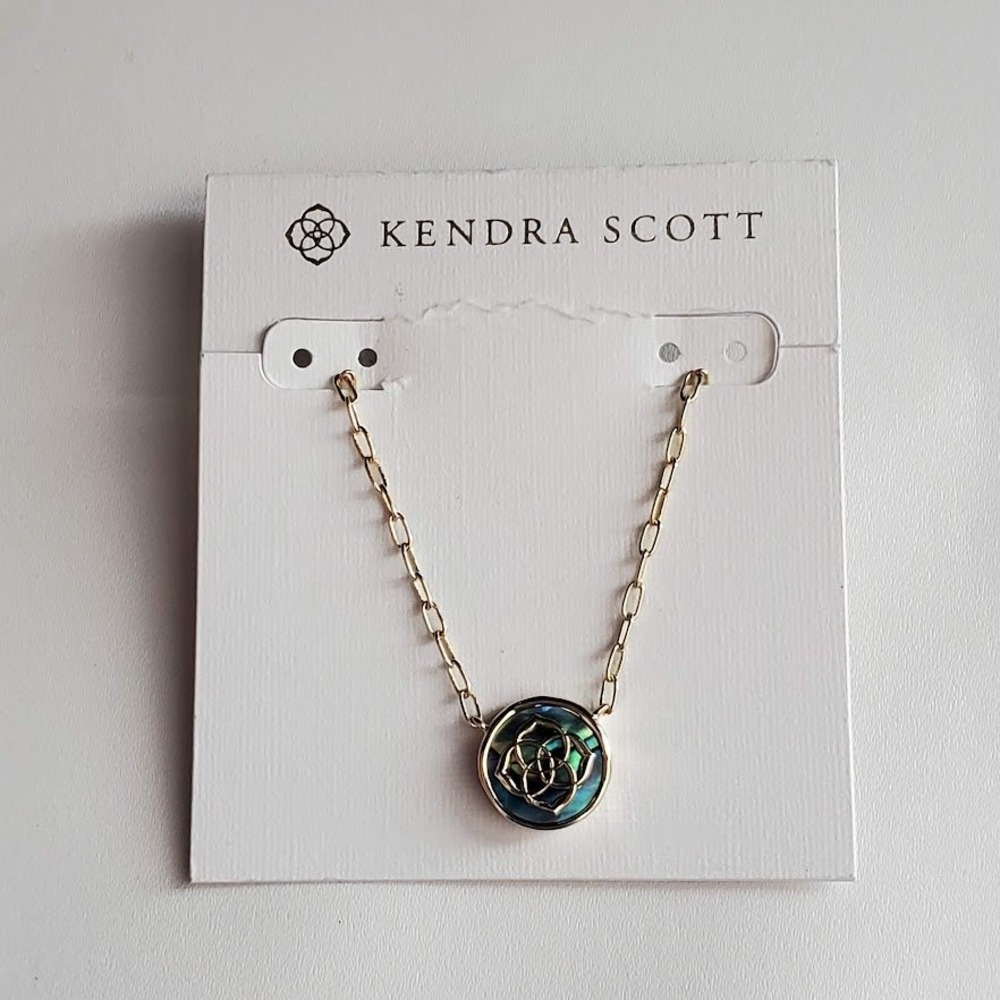Kendra Scott Dira Gold Pendant Necklace in Abalone Shell Iridescent Filigree - Picture 4 of 6